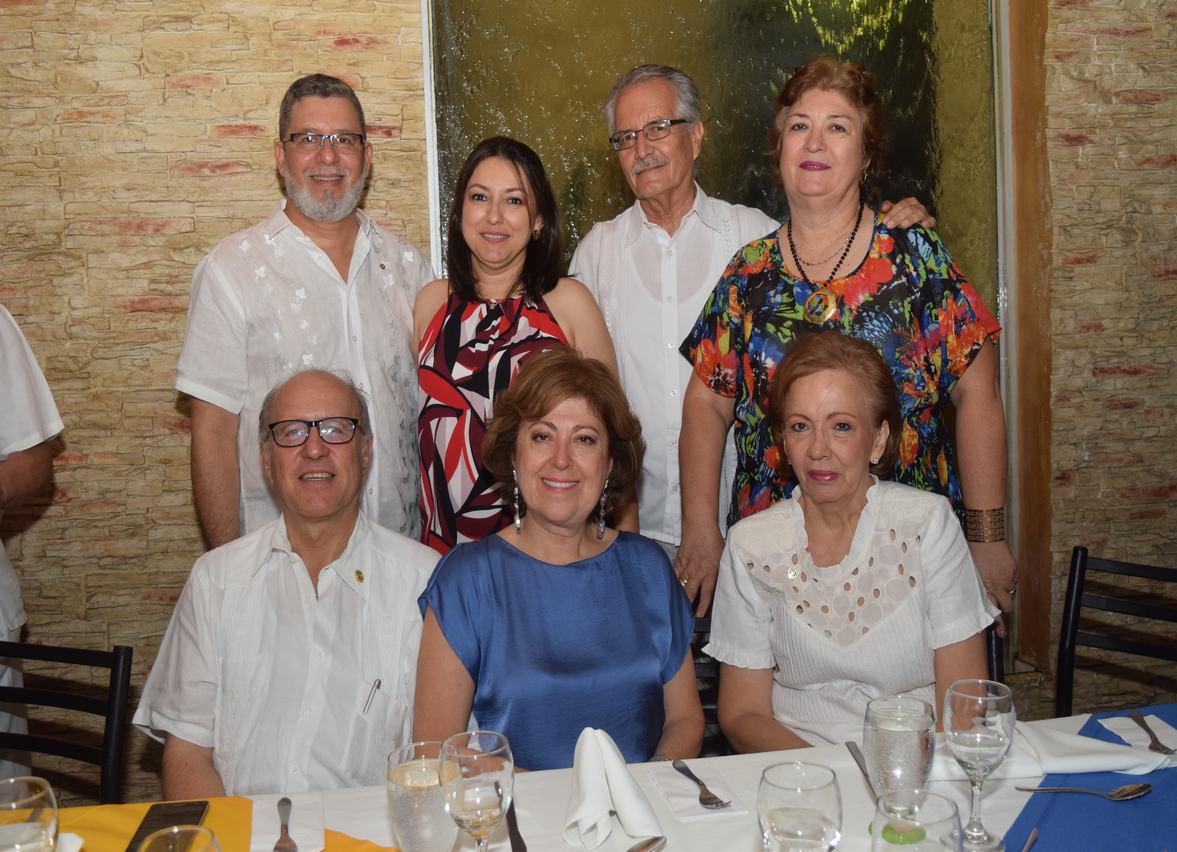 Sentados Rodrigo Rivera, Claudia Olave de Rivera, Graciela Trujillo. De pie; Héctor Polanía, Liliana de Polanía, Carlos Alberto Muñoz,  Marta Lucia Muñoz.